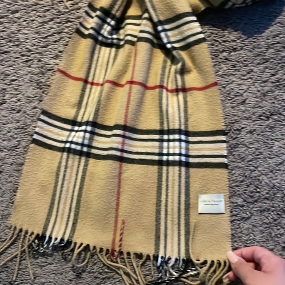 Lord and Taylor: Plaid Cashmere scarf - Picture 4 of 4